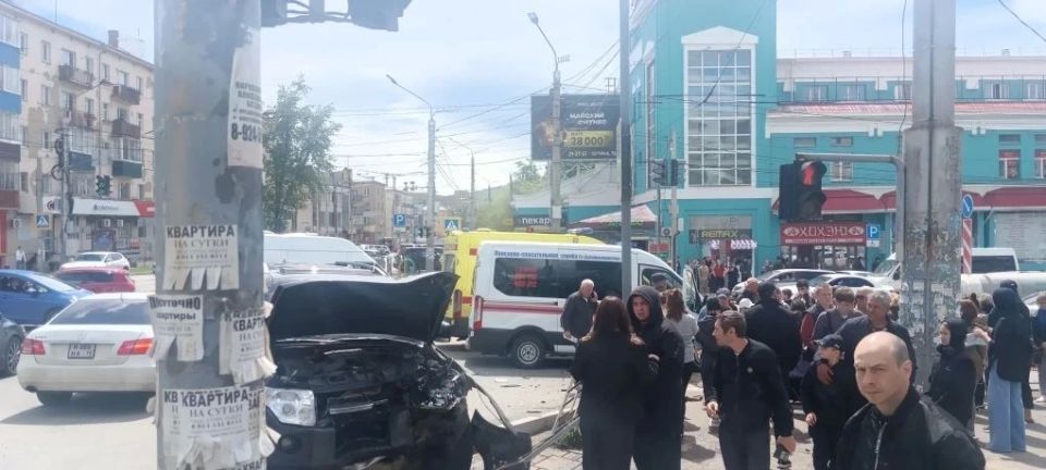 Спасатели достали женщину из смятой после ДТП машины возле рынка в Чите Спасатели достали женщину из смятой после ДТП машины возле рынка в Чите