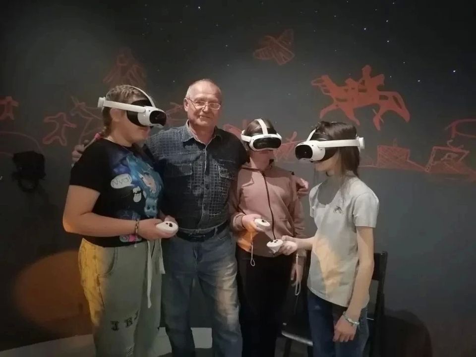 Хорошисты и отличники из Забайкалья научились играть на ложках, узнали историю декабристов и увидели старинное оборудование для съёмки фильмов по проекту «Бекетовская карта» Хорошисты и отличники из Забайкалья научились играть на ложках, узнали историю декабристов и увидели старинное оборудование для съёмки фильмов по проекту «Бекетовская карта»