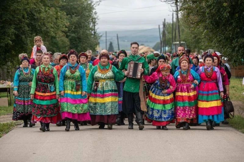 Артисты из китайского города Пекина приедут на фестиваль «Семейская круговая» с 21-го по 23 августа в таёжное забайкальское село Красный Чикой Артисты из китайского города Пекина приедут на фестиваль «Семейская круговая» с 21-го по 23 августа в таёжное забайкальское село Красный Чикой