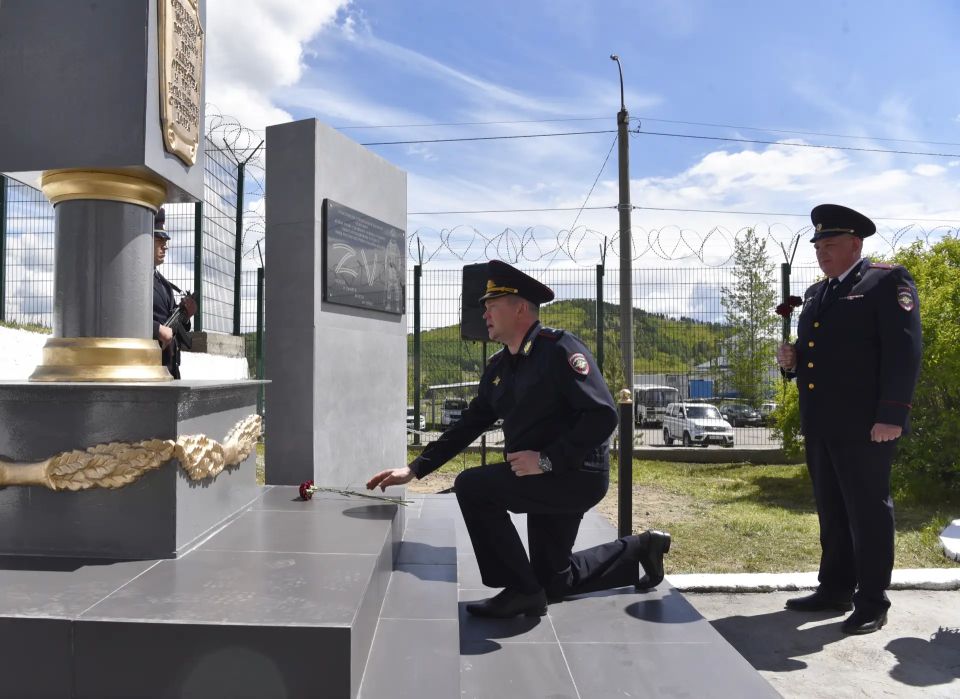 В 100-летний юбилей в ОМВД России "Петровск-Забайкальский" после реконструкции открыли памятник сотрудникам, погибшим при исполнении служебного долга В 100-летний юбилей в ОМВД России "Петровск-Забайкальский" после реконструкции открыли памятник сотрудникам, погибшим при исполнении служебного долга