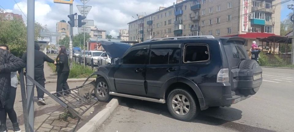 Спасатели достали женщину из смятой после ДТП машины возле рынка в Чите Спасатели достали женщину из смятой после ДТП машины возле рынка в Чите