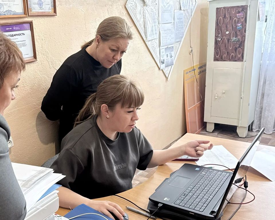 Помимо личного приёма специалисты оказывают практическую помощь по округам в работе с ГИС ЖКХ
