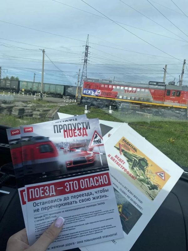 В Чите в Международный день привлечения внимания к железнодорожным переездам сотрудники Госавтоинспекции, военнослужащие военной автомобильной инспекции и работники ОАО РЖД провели акцию "Внимание, железнодорожный переезд" В Чите в Международный день привлечения внимания к железнодорожным переездам сотрудники Госавтоинспекции, военнослужащие военной автомобильной инспекции и работники ОАО РЖД провели акцию "Внимание, железнодорожный переезд"
