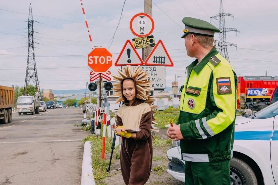 В Чите в Международный день привлечения внимания к железнодорожным переездам сотрудники Госавтоинспекции, военнослужащие военной автомобильной инспекции и работники ОАО РЖД провели акцию "Внимание, железнодорожный переезд" В Чите в Международный день привлечения внимания к железнодорожным переездам сотрудники Госавтоинспекции, военнослужащие военной автомобильной инспекции и работники ОАО РЖД провели акцию "Внимание, железнодорожный переезд"