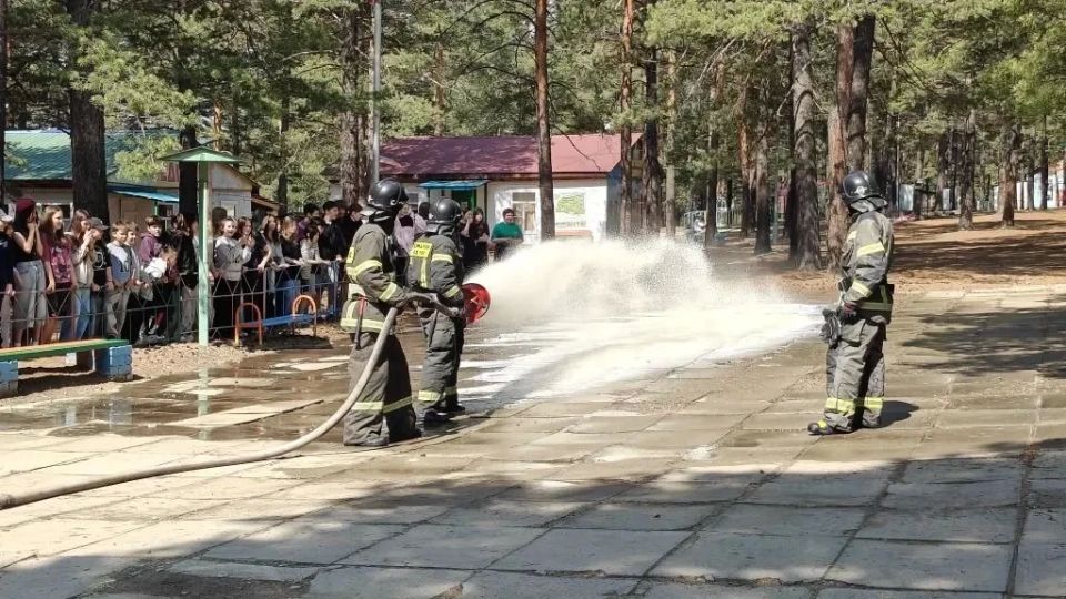 Спасатели Забайкалпожспаса провели урок мужества для детей в лагере «Энергетик» в преддверии Дня России Спасатели Забайкалпожспаса провели урок мужества для детей в лагере «Энергетик» в преддверии Дня России