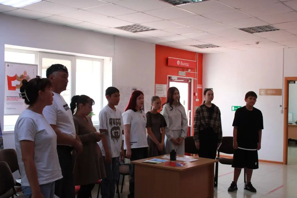 Большой праздник большой страны: избирательные комиссии Забайкалья вручают паспорта юным гражданам по всему краю! Большой праздник большой страны: избирательные комиссии Забайкалья вручают паспорта юным гражданам по всему краю!