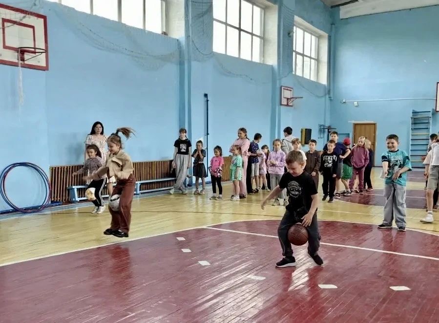В пришкольном лагере средней школы № 10 сотрудники КДЦ "Юность" провели интерактивное мероприятие «Год единства народов России»