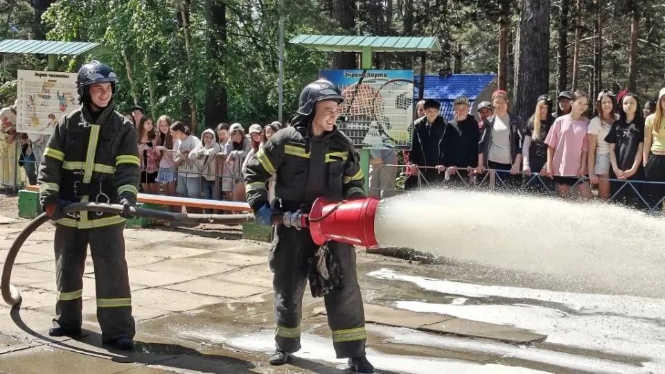 Спасатели Забайкалпожспаса провели урок мужества для детей в лагере «Энергетик» в преддверии Дня России