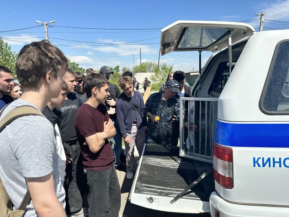 В Чите студенты познакомились с работой кинологов и их четвероногих помощников В Чите студенты познакомились с работой кинологов и их четвероногих помощников