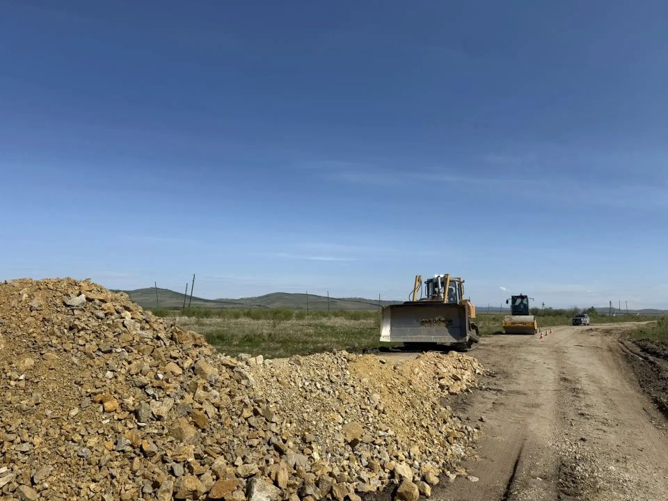 Дорожники ликвидируют последствия продолжительных осадков на автодороге Газимурский-Завод – Батакан – Зерен Дорожники ликвидируют последствия продолжительных осадков на автодороге Газимурский-Завод – Батакан – Зерен