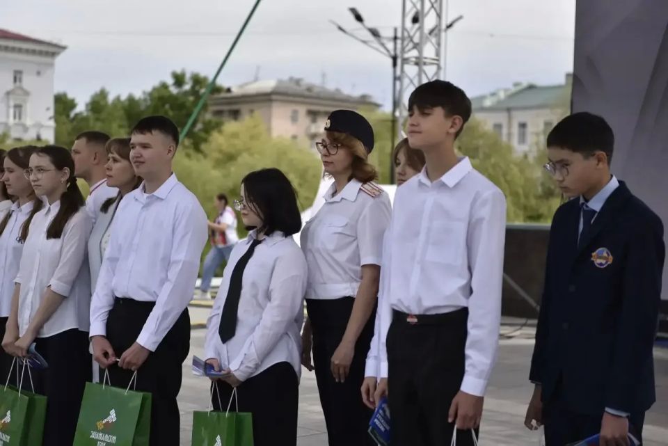 В день России 12 юным читинцам торжество вручены первые паспорта гражданина Российской Федерации В день России 12 юным читинцам торжество вручены первые паспорта гражданина Российской Федерации