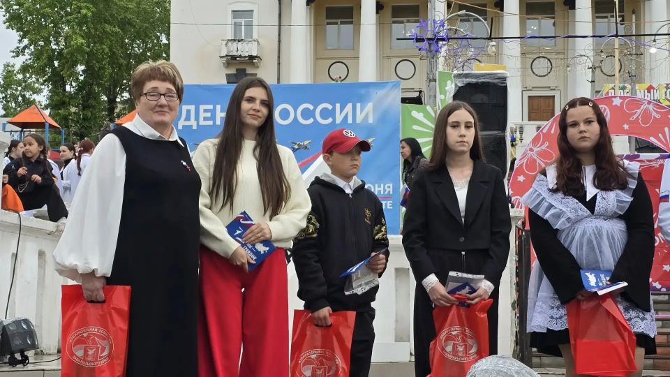 АКЦИЯ «МЫ – ГРАЖДАНЕ РОССИИ»: первые паспорта юным гражданам АКЦИЯ «МЫ – ГРАЖДАНЕ РОССИИ»: первые паспорта юным гражданам