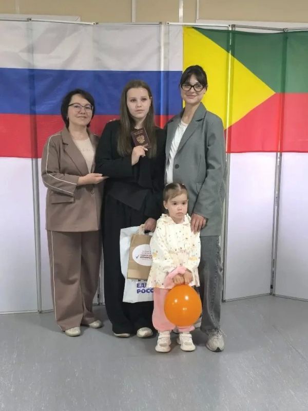 АКЦИЯ «МЫ – ГРАЖДАНЕ РОССИИ»: первые паспорта юным гражданам АКЦИЯ «МЫ – ГРАЖДАНЕ РОССИИ»: первые паспорта юным гражданам