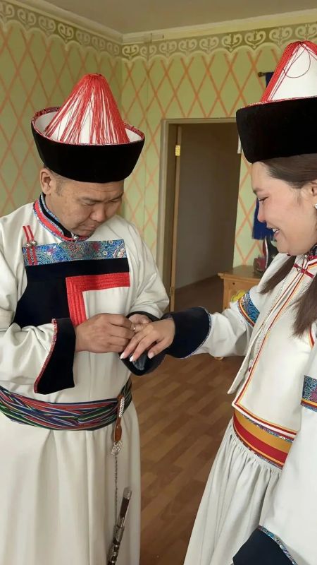 Свадьба в бурятском стиле, вручение паспортов и поздравление с новорожденным - сотрудники ЗАГС поздравили забайкальцев с днем России Свадьба в бурятском стиле, вручение паспортов и поздравление с новорожденным - сотрудники ЗАГС поздравили забайкальцев с днем России