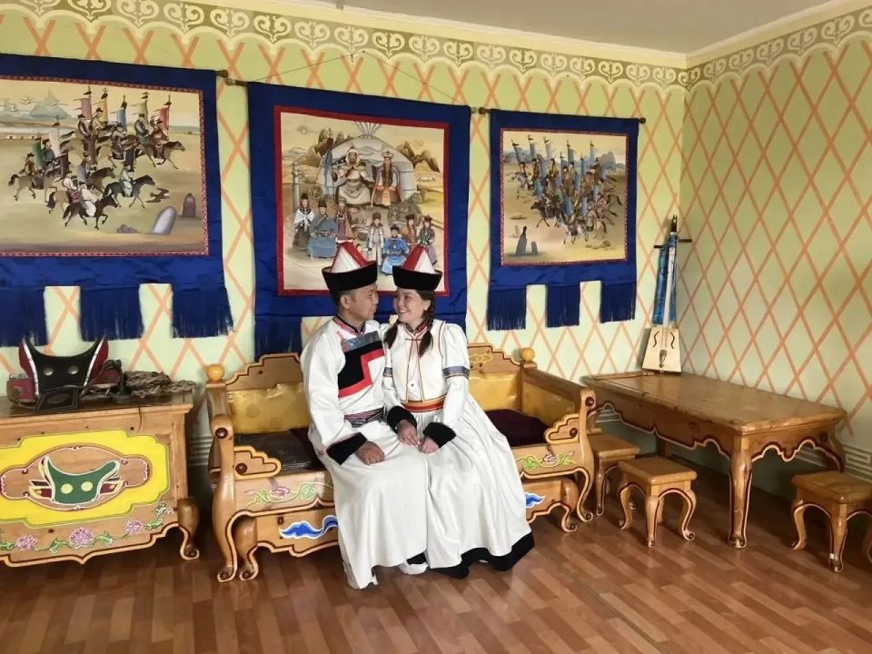 Свадьба в бурятском стиле, вручение паспортов и поздравление с новорожденным - сотрудники ЗАГС поздравили забайкальцев с днем России Свадьба в бурятском стиле, вручение паспортов и поздравление с новорожденным - сотрудники ЗАГС поздравили забайкальцев с днем России