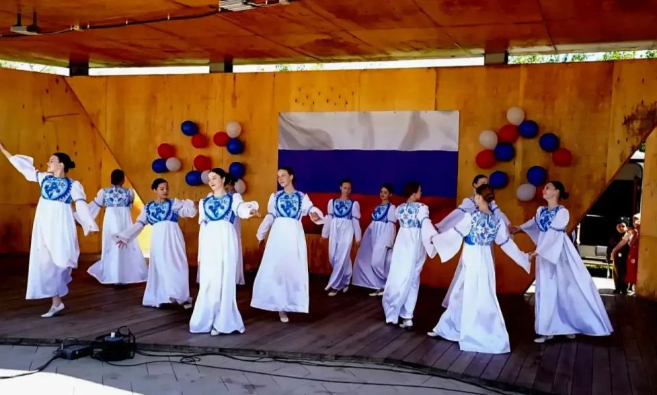 Свадьба в бурятском стиле, вручение паспортов и поздравление с новорожденным - сотрудники ЗАГС поздравили забайкальцев с днем России Свадьба в бурятском стиле, вручение паспортов и поздравление с новорожденным - сотрудники ЗАГС поздравили забайкальцев с днем России