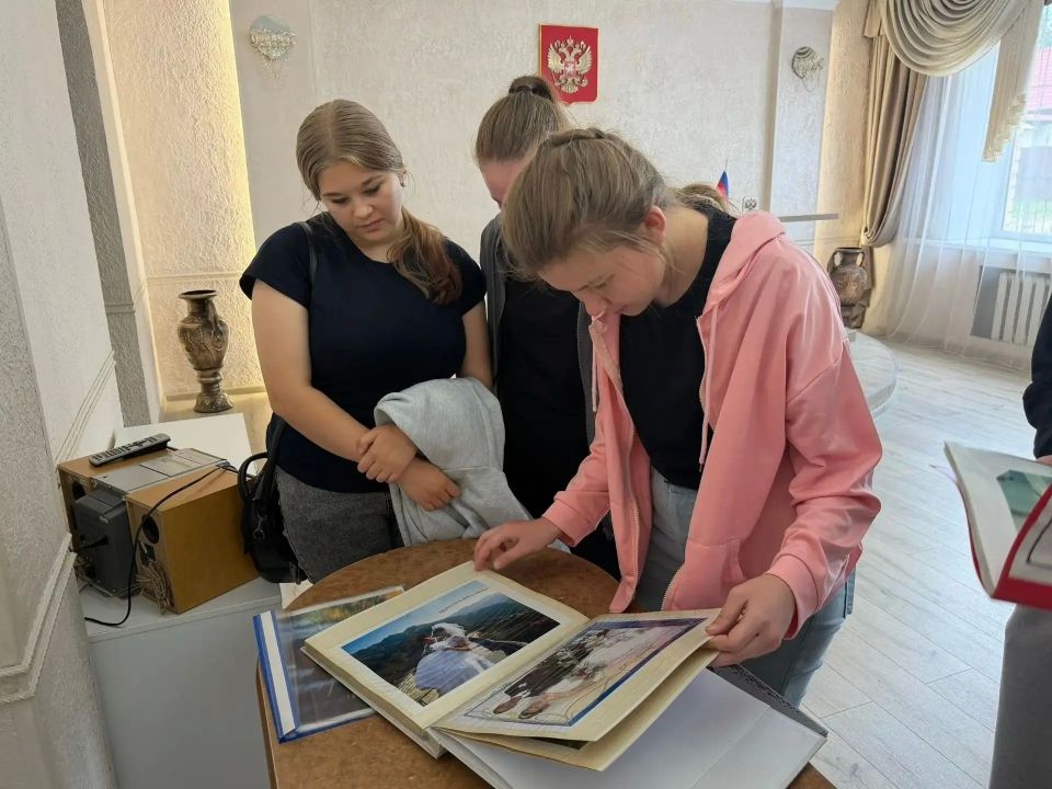 Свадьба в бурятском стиле, вручение паспортов и поздравление с новорожденным - сотрудники ЗАГС поздравили забайкальцев с днем России Свадьба в бурятском стиле, вручение паспортов и поздравление с новорожденным - сотрудники ЗАГС поздравили забайкальцев с днем России