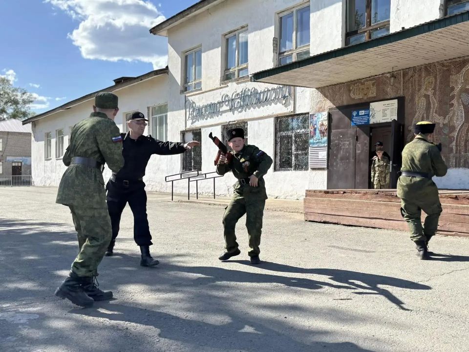 Ветеран СВО обучает юных забайкальских казаков военной подготовке Ветеран СВО обучает юных забайкальских казаков военной подготовке