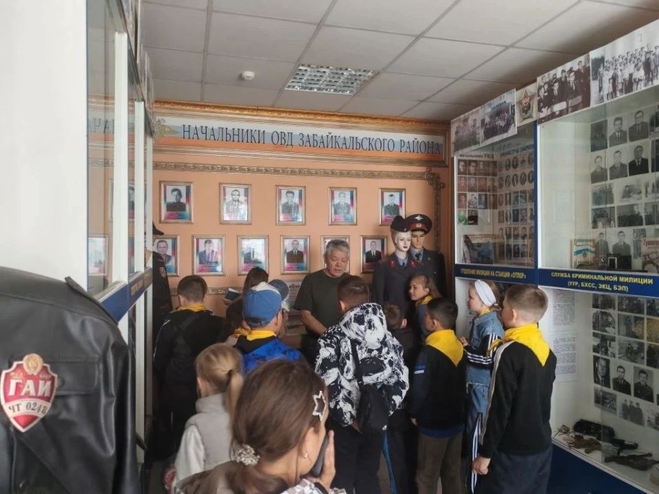 В преддверии 90-летия со дня образования службы Госавтоинспекции дети из пришкольного лагеря «Улыбка» МБОУ СОШ № 2 посетили музей ОМВД России «Забайкальский» В преддверии 90-летия со дня образования службы Госавтоинспекции дети из пришкольного лагеря «Улыбка» МБОУ СОШ № 2 посетили музей ОМВД России «Забайкальский»