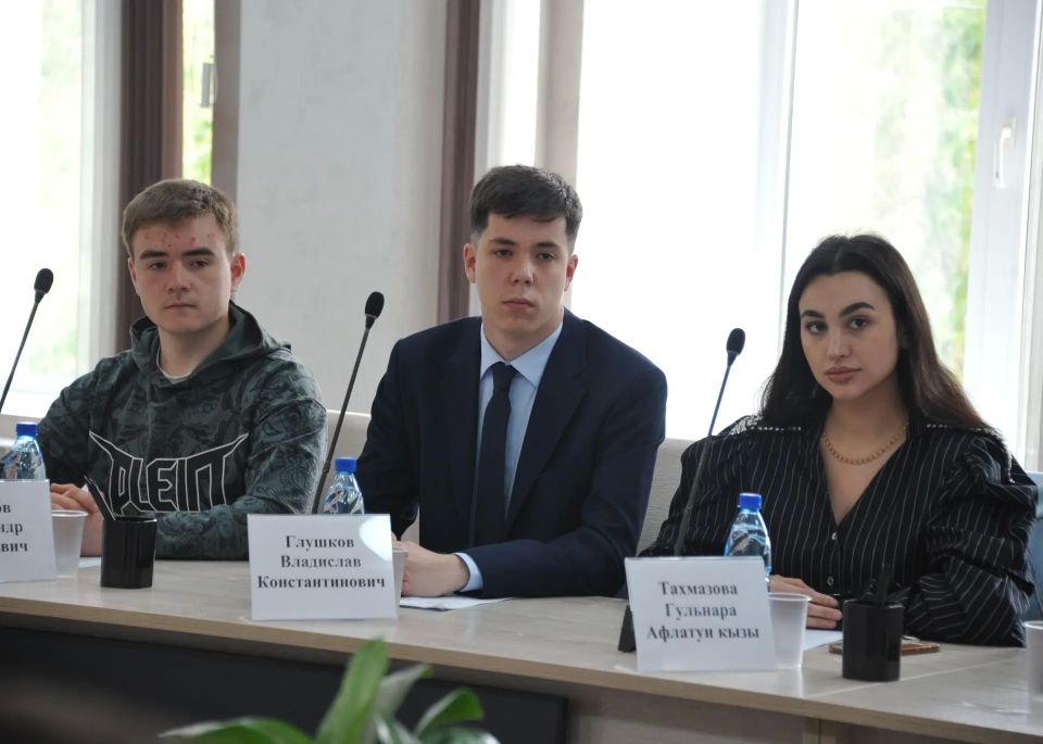 Рабочая встреча с представителями первого состава Молодёжной палаты при Думе городского округа состоялась 18 июня Рабочая встреча с представителями первого состава Молодёжной палаты при Думе городского округа состоялась 18 июня