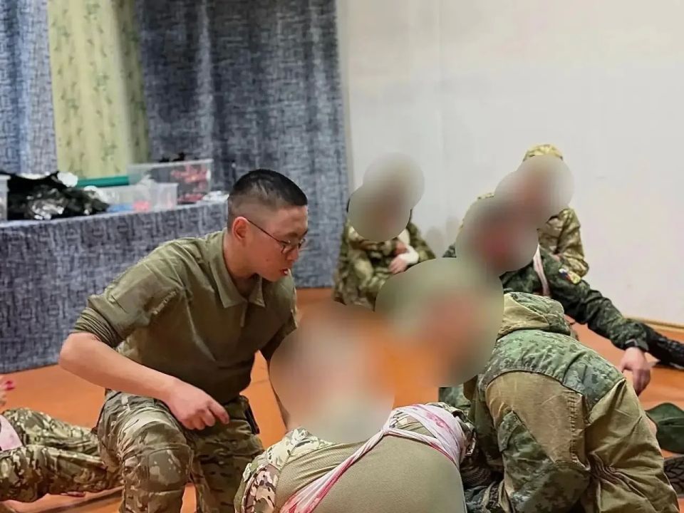 Волонтёры отряда «Альтаир» обучили пограничников навыкам спасения жизней Волонтёры отряда «Альтаир» обучили пограничников навыкам спасения жизней