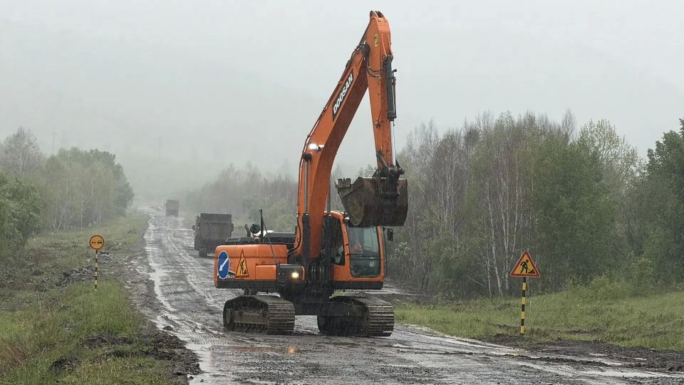 Александр Осипов проверил ход ремонта региональной дороги Мангут-Кыра Александр Осипов проверил ход ремонта региональной дороги Мангут-Кыра