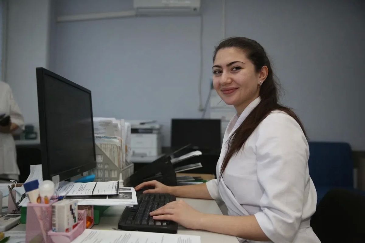 «Дорогие коллеги!. Поздравляю с праздником - Днем медицинского работника! Наша профессия - это искусство слышать то, что не сказано, видеть то, что скрыто, и спасать там, где, казалось бы, нет надежды «Дорогие коллеги!. Поздравляю с праздником - Днем медицинского работника! Наша профессия - это искусство слышать то, что не сказано, видеть то, что скрыто, и спасать там, где, казалось бы, нет надежды