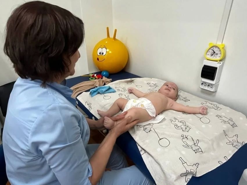 «Дорогие коллеги!. Поздравляю с праздником - Днем медицинского работника! Наша профессия - это искусство слышать то, что не сказано, видеть то, что скрыто, и спасать там, где, казалось бы, нет надежды «Дорогие коллеги!. Поздравляю с праздником - Днем медицинского работника! Наша профессия - это искусство слышать то, что не сказано, видеть то, что скрыто, и спасать там, где, казалось бы, нет надежды