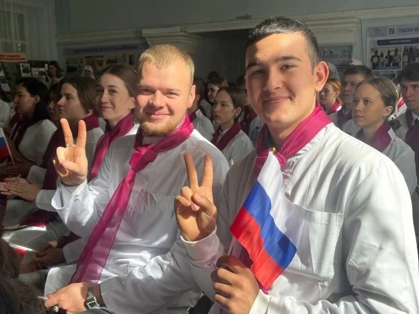 «Дорогие коллеги!. Поздравляю с праздником - Днем медицинского работника! Наша профессия - это искусство слышать то, что не сказано, видеть то, что скрыто, и спасать там, где, казалось бы, нет надежды «Дорогие коллеги!. Поздравляю с праздником - Днем медицинского работника! Наша профессия - это искусство слышать то, что не сказано, видеть то, что скрыто, и спасать там, где, казалось бы, нет надежды