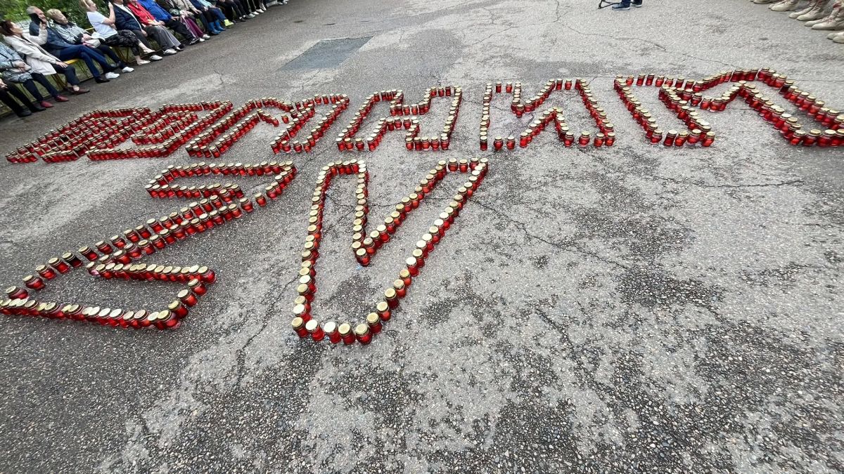 Читинцы почтили память погибших в Великой Отечественной войне на ретро-площадке парка «Одора» Они зажгли памятные лампадки и выложили из свечей слово «Помним» Читинцы почтили память погибших в Великой Отечественной войне на ретро-площадке парка «Одора» Они зажгли памятные лампадки и выложили из свечей слово «Помним»