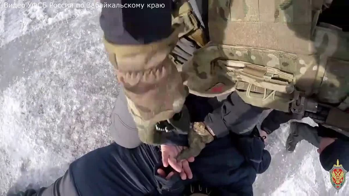 Бойцы ФСБ задержали забайкальца за оправдание терроризма в Сети
