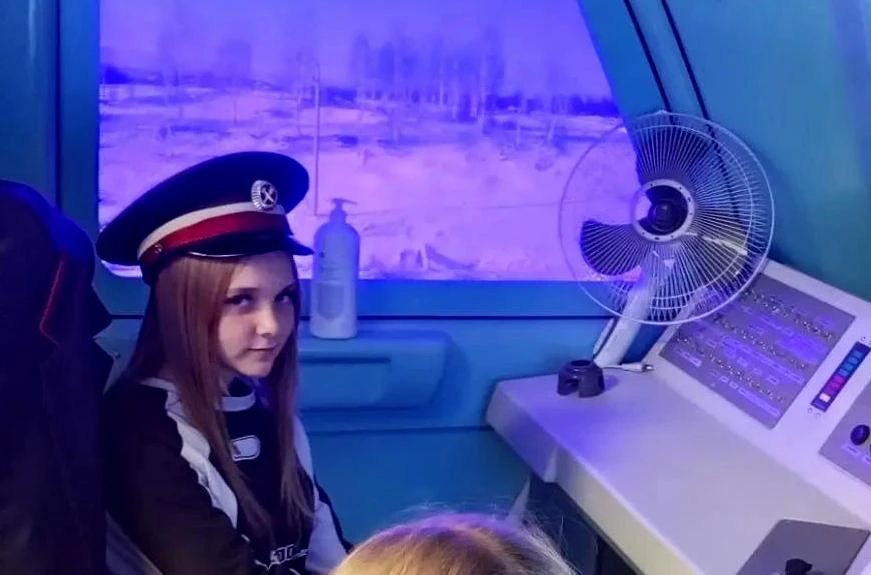 Школьница из Могочи попробовала себя в роли машиниста Школьница из Могочи попробовала себя в роли машиниста