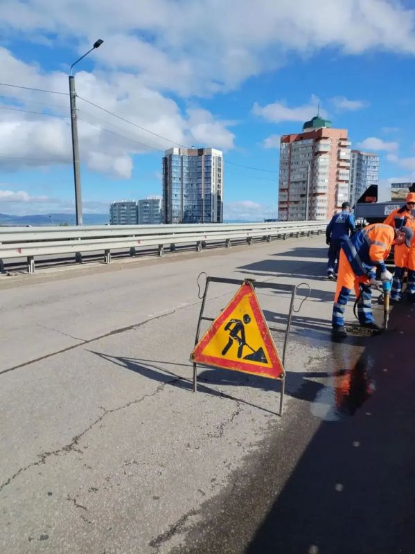 Работы по благоустройству города продолжаются Работы по благоустройству города продолжаются