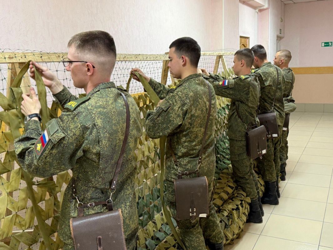 В Забайкальском крае курсанты военного учебного центра вяжут маскировочные сети и сдают кровь для военнослужащих В Забайкальском крае курсанты военного учебного центра вяжут маскировочные сети и сдают кровь для военнослужащих