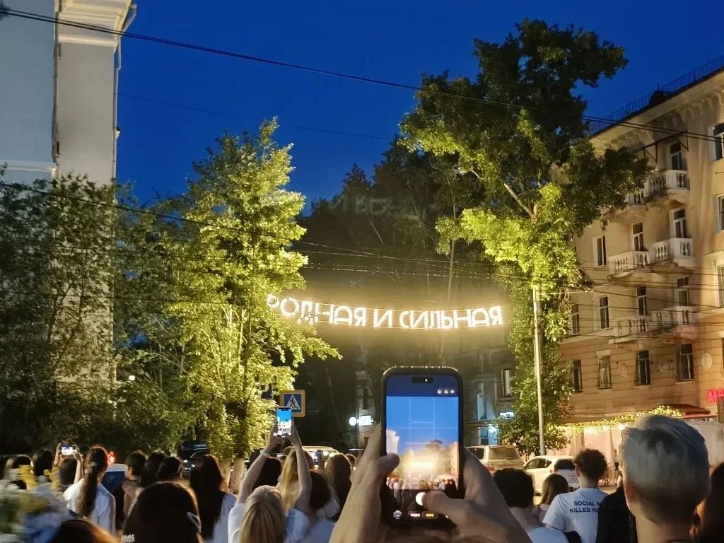 Ещё два новых объекта, сделанных в рамках проекта «Свет в городе», поддерживаемого администрацией города Читы, открылись вчера, 1 июля, в краевом центре Ещё два новых объекта, сделанных в рамках проекта «Свет в городе», поддерживаемого администрацией города Читы, открылись вчера, 1 июля, в краевом центре