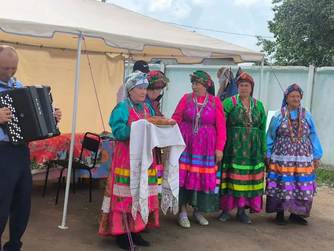 Семейскими песнями встретили нашу делегацию из 540 художников, музыкантов и спортсменов на всероссийском фестивале «Алтаргана»! Семейскими песнями встретили нашу делегацию из 540 художников, музыкантов и спортсменов на всероссийском фестивале «Алтаргана»!