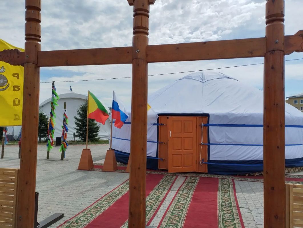 Бурятскую юрту из Забайкалья установили на площадке «Алтарганы» в Улан-Удэ Бурятскую юрту из Забайкалья установили на площадке «Алтарганы» в Улан-Удэ