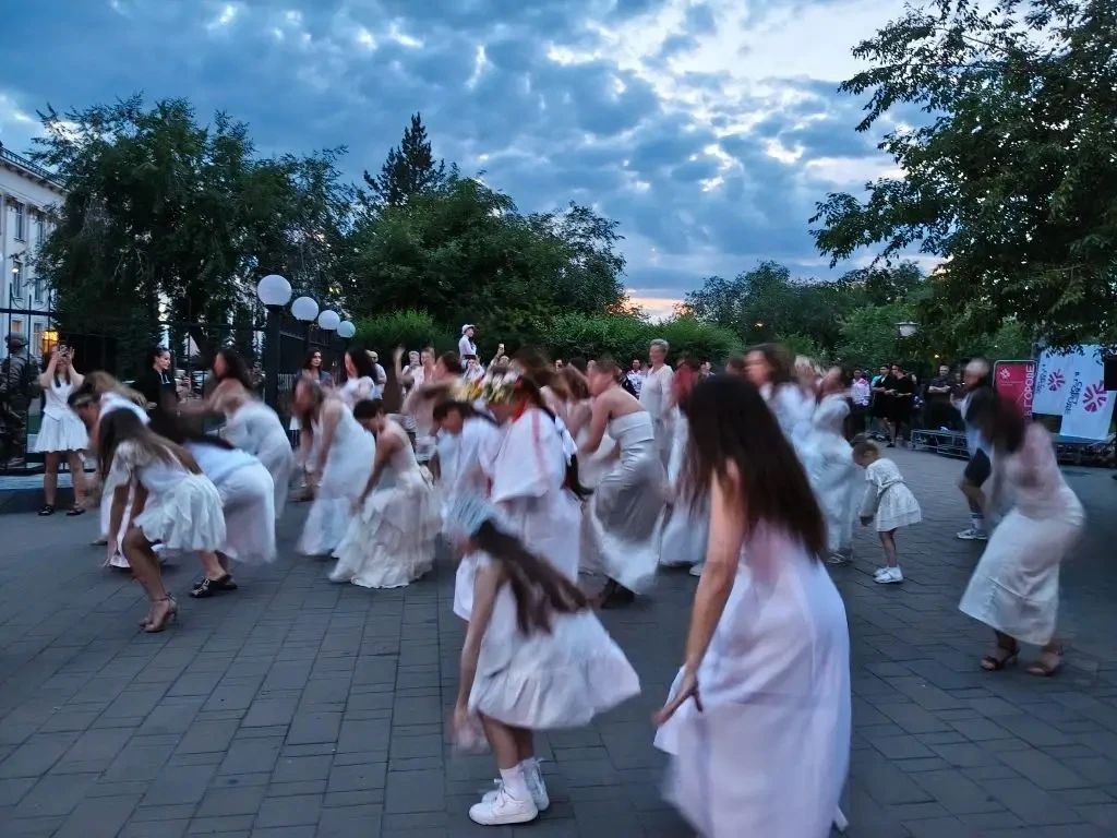 Ещё два новых объекта, сделанных в рамках проекта «Свет в городе», поддерживаемого администрацией города Читы, открылись вчера, 1 июля, в краевом центре Ещё два новых объекта, сделанных в рамках проекта «Свет в городе», поддерживаемого администрацией города Читы, открылись вчера, 1 июля, в краевом центре