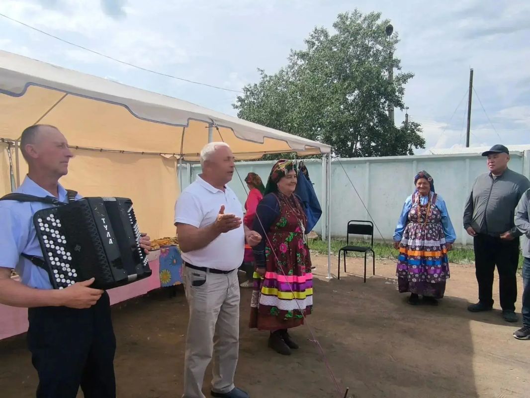 Семейскими песнями встретили нашу делегацию из 540 художников, музыкантов и спортсменов на всероссийском фестивале «Алтаргана»! Семейскими песнями встретили нашу делегацию из 540 художников, музыкантов и спортсменов на всероссийском фестивале «Алтаргана»!