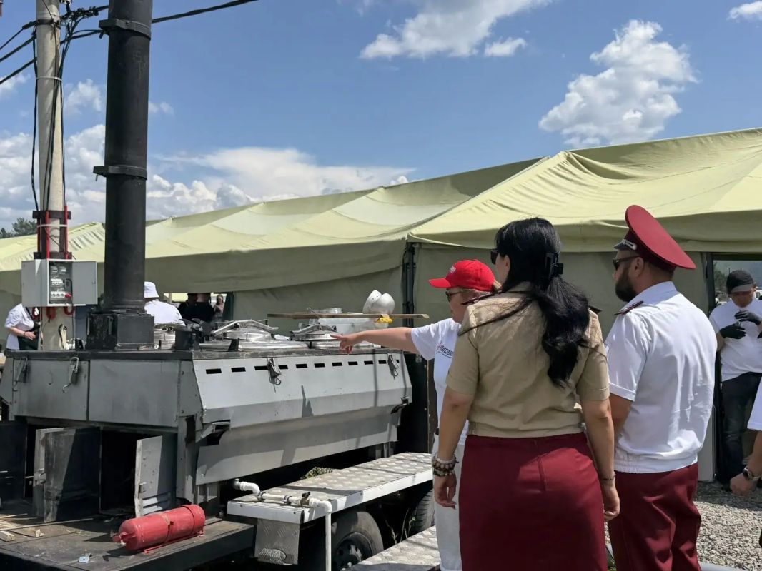 Специалисты отдела надзора за питанием населения, условиями обучения и воспитания Управления Роспотребнадзора по Забайкальскому краю контролируют качество и безопасность пищевой продукции на фестивале "Степь" Специалисты отдела надзора за питанием населения, условиями обучения и воспитания Управления Роспотребнадзора по Забайкальскому краю контролируют качество и безопасность пищевой продукции на фестивале "Степь"