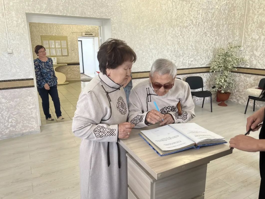Изумрудная свадьба Цынгэ и Намжилмы Анудариевых: 55 лет любви, труда и семейного счастья Изумрудная свадьба Цынгэ и Намжилмы Анудариевых: 55 лет любви, труда и семейного счастья