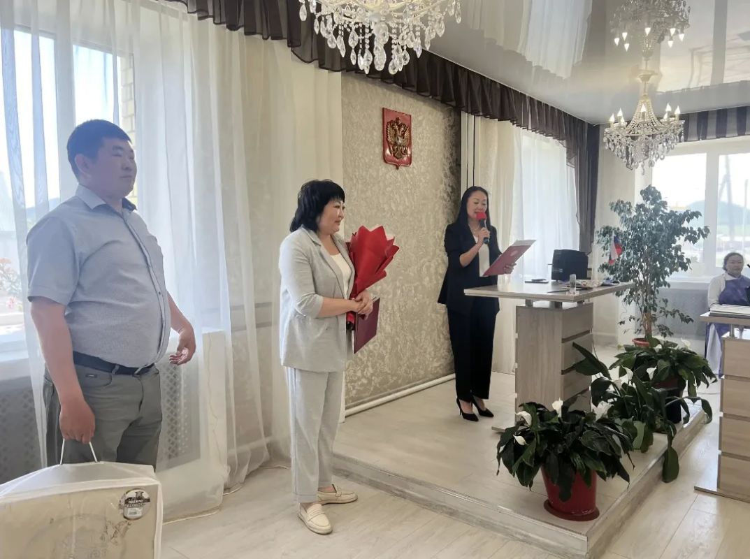 Изумрудная свадьба Цынгэ и Намжилмы Анудариевых: 55 лет любви, труда и семейного счастья Изумрудная свадьба Цынгэ и Намжилмы Анудариевых: 55 лет любви, труда и семейного счастья