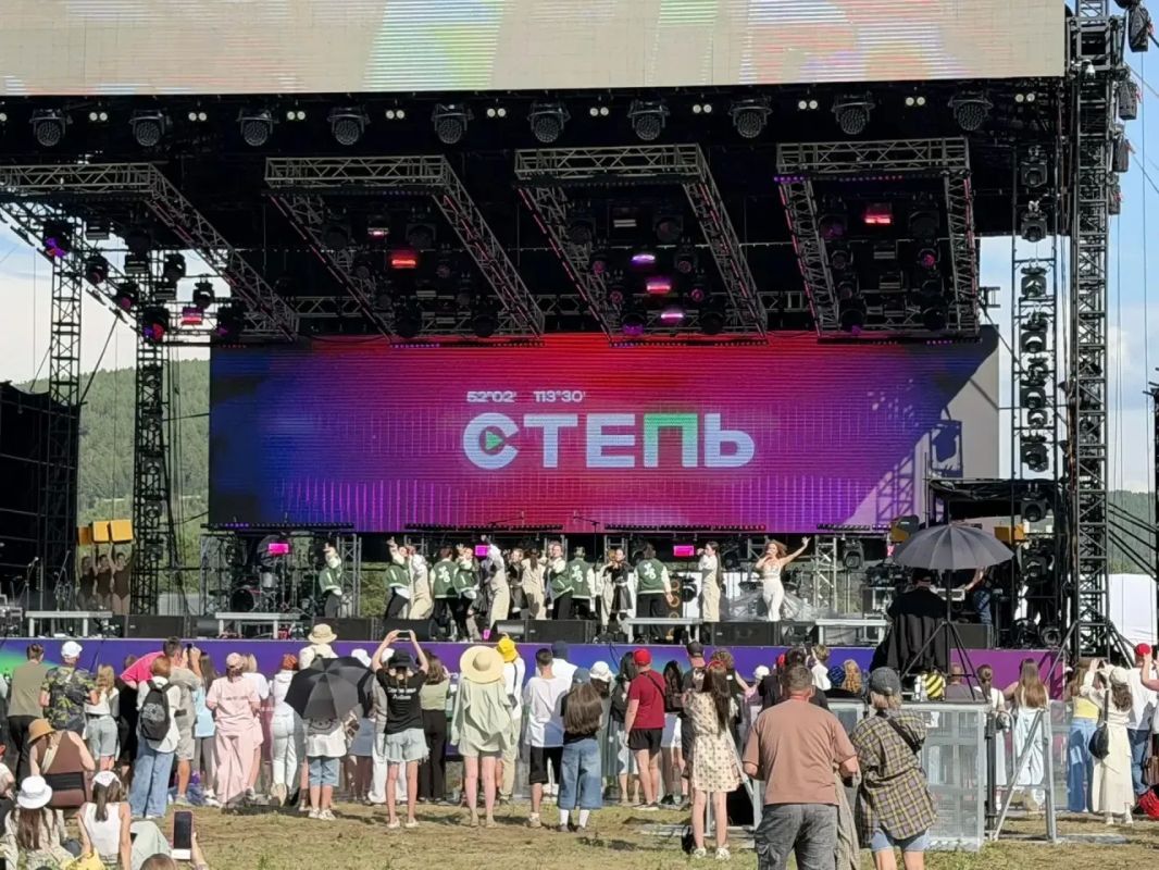«Степь» официально открыта На главной сцене фестиваля выступают местные артисты и гости из соседних регионов «Степь» официально открыта На главной сцене фестиваля выступают местные артисты и гости из соседних регионов