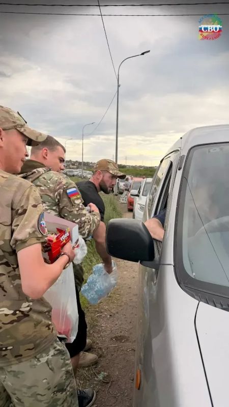 Ассоциация ветеранов СВО оказывает помощь людям в очередях на АЗС в Чите Ассоциация ветеранов СВО оказывает помощь людям в очередях на АЗС в Чите