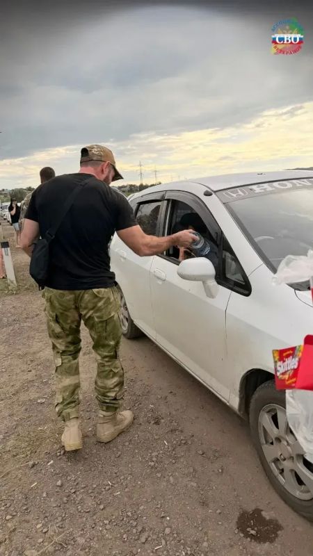 Ассоциация ветеранов СВО оказывает помощь людям в очередях на АЗС в Чите Ассоциация ветеранов СВО оказывает помощь людям в очередях на АЗС в Чите