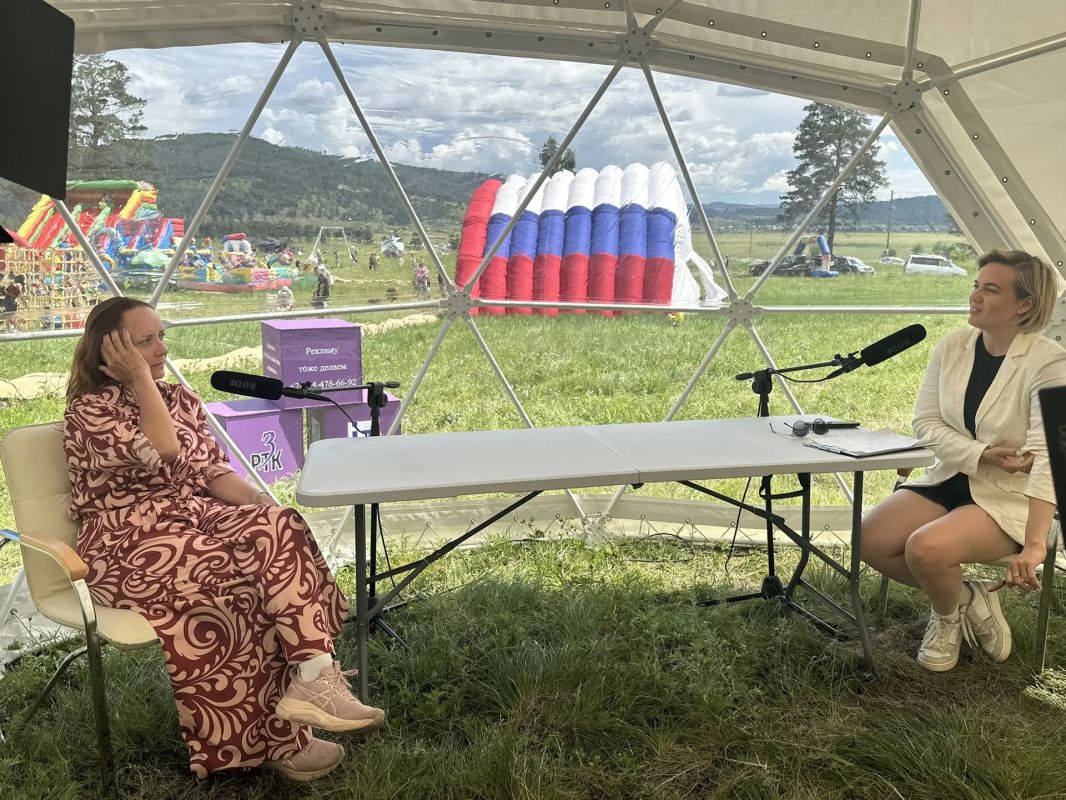 Министр культуры Забайкалья Алёна Ячменёва в подкастной мастерской телеканала «ЗРТК» на площадке фестиваля «Степь» рассказала про второй день праздника Министр культуры Забайкалья Алёна Ячменёва в подкастной мастерской телеканала «ЗРТК» на площадке фестиваля «Степь» рассказала про второй день праздника
