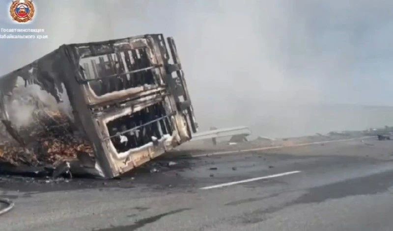 Фура вспыхнула после ДТП в Читинском округе - два человека погибли