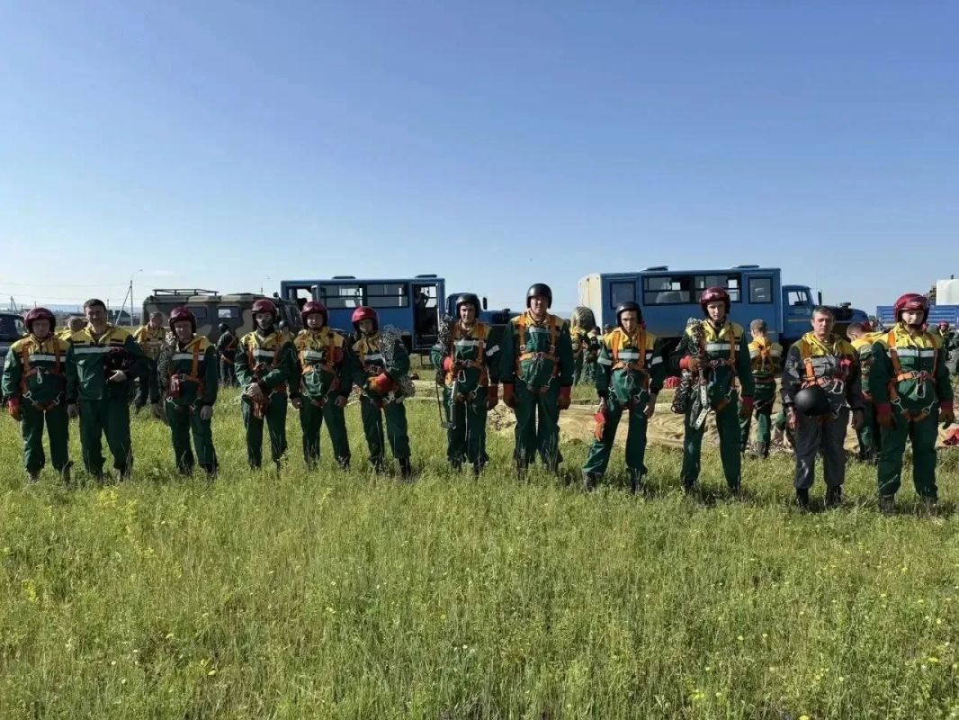 В Чите прошли спуски по перерыву с вертолета ми-8 для пожарных-десантников с отработкой действий при тушении пожаров в труднодоступной лесной местности В Чите прошли спуски по перерыву с вертолета ми-8 для пожарных-десантников с отработкой действий при тушении пожаров в труднодоступной лесной местности