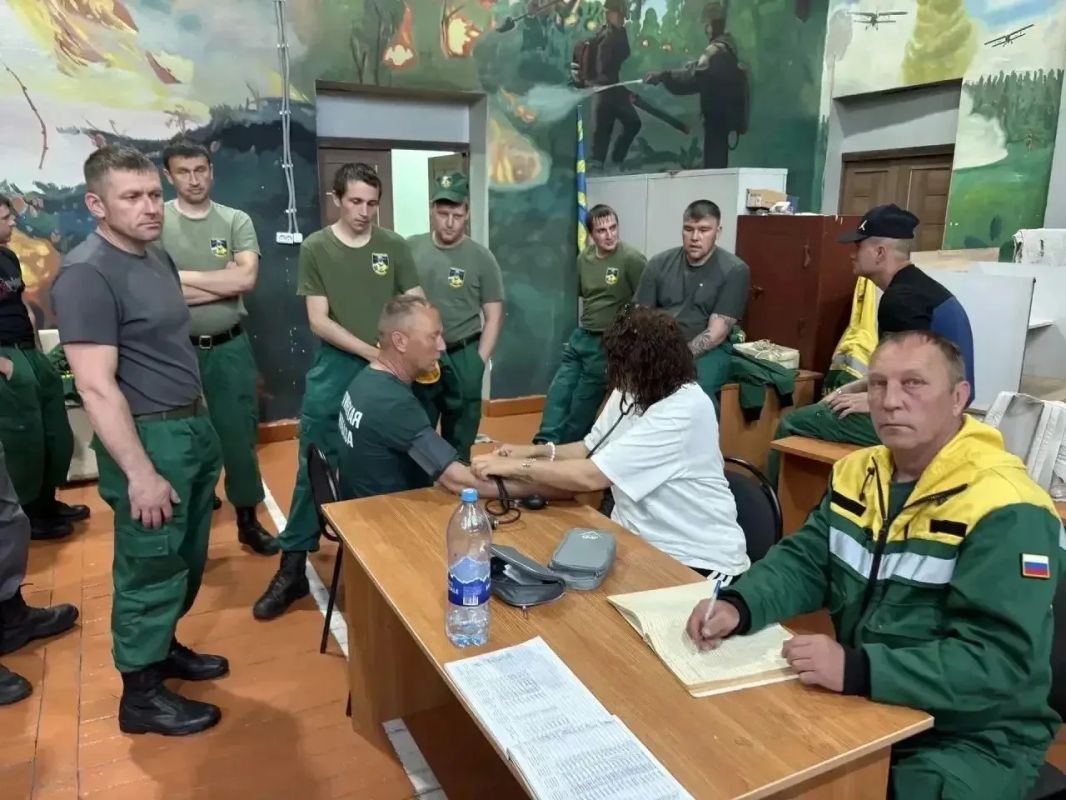 В Чите прошли спуски по перерыву с вертолета ми-8 для пожарных-десантников с отработкой действий при тушении пожаров в труднодоступной лесной местности В Чите прошли спуски по перерыву с вертолета ми-8 для пожарных-десантников с отработкой действий при тушении пожаров в труднодоступной лесной местности