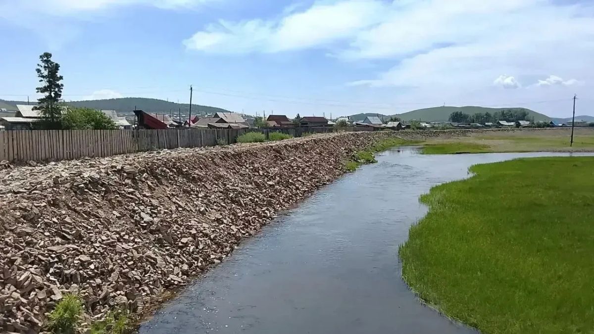 В Агинское ремонтируют дамбу В Агинское ремонтируют дамбу